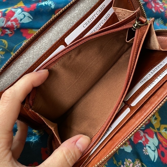 Brand New Genuine Leather Brown Wallet Gold Tone Vintage Studs Zip Around Wallet - Picture 12 of 13